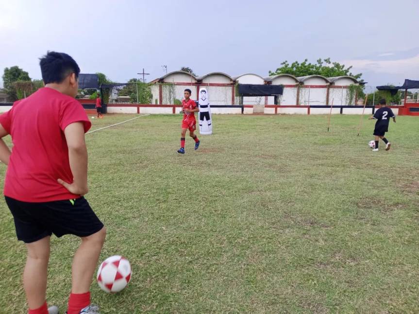 Todo un Éxito Clínica de Fútbol en la&nbsp;popular