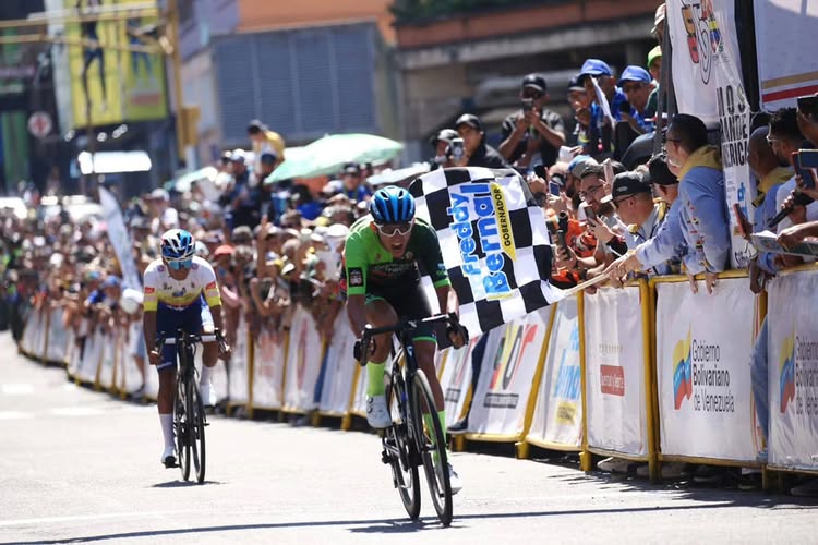 Arrancó la Vuelta al Tachara en&nbsp;Bicicleta