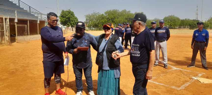 Homenajeada Gladys Cardozo «Canelita» en el Primer Torneo de Softbol»Guaracheros del&nbsp;Zulia»