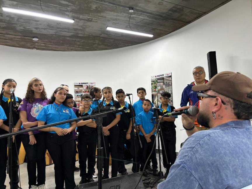 Mario Cáceres protagoniza encuentro motivacional con jóvenes talentos en la Fundación Nacional de la&nbsp;Gaita