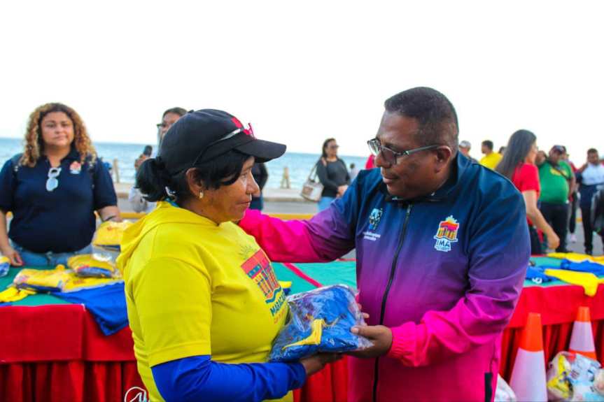Alcaldía de Maracaibo entrega uniformes e implementos de trabajo a&nbsp;ambientalistas
