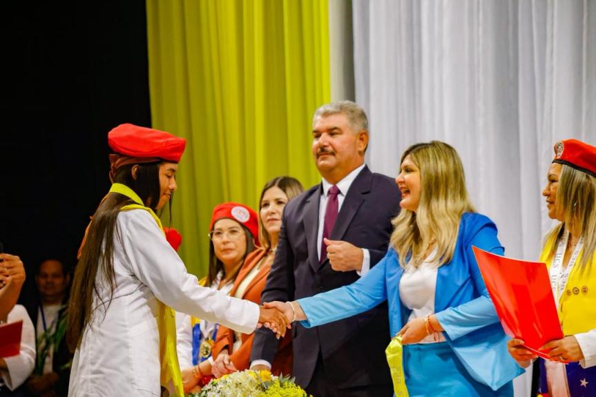 Gobernador Luis Caldera acompaña graduación de 156 Médicos Integrales Comunitarios en el&nbsp;Zulia