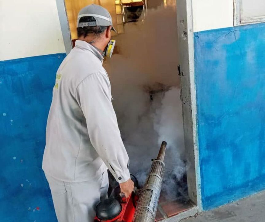 Ejecutan jornada de fumigación en escuelas de las parroquias Cacique Mara y Cecilio&nbsp;Acosta