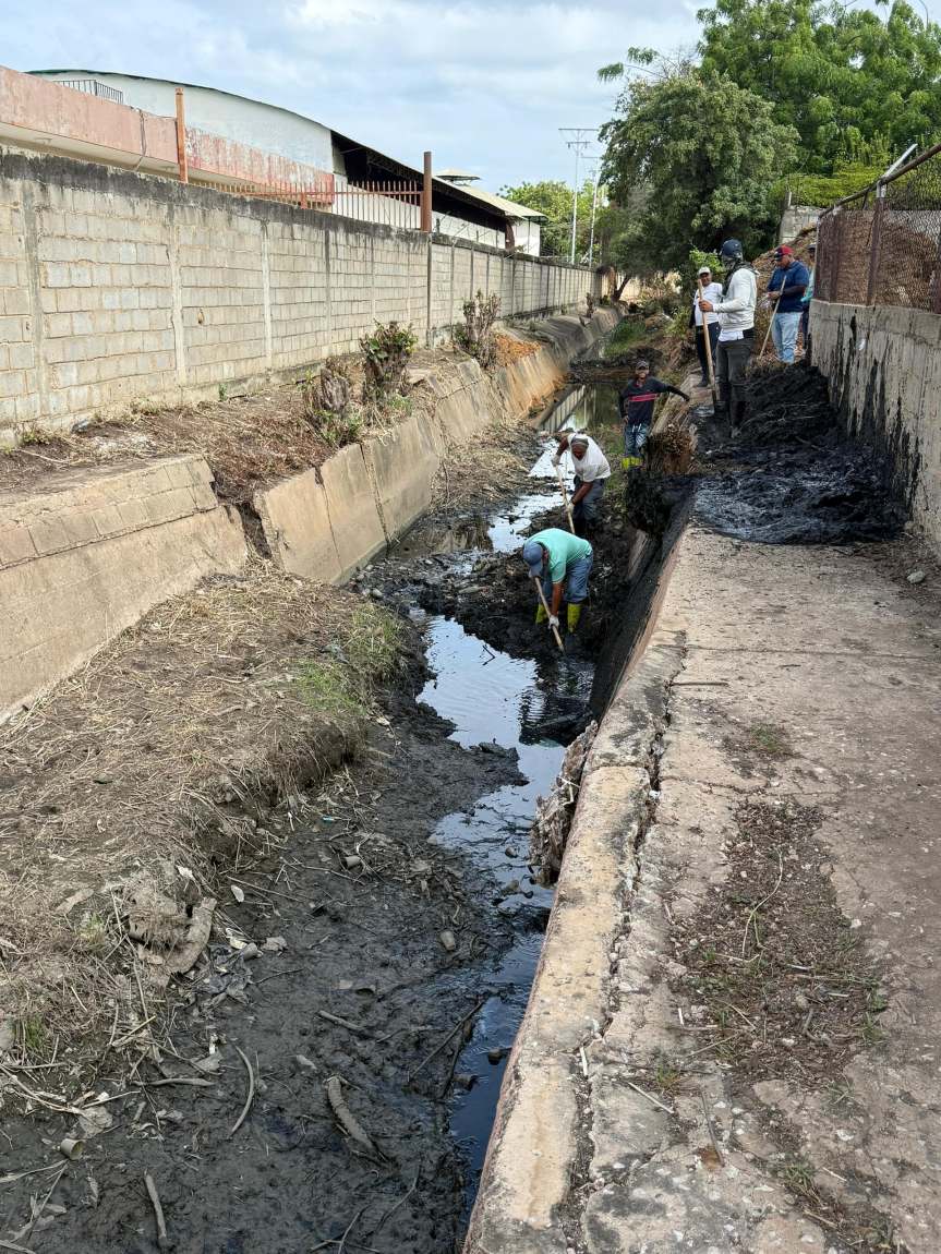 Alcaldía Bolivariana de Cabimas intensifica limpieza preventiva de drenajes pluviales de la&nbsp;&nbsp;ciudad