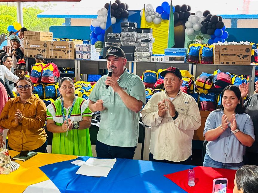 Gobernador Caldera impulsa la educación en Jesús Enrique Lossada con nuevas herramientas&nbsp;tecnológicas