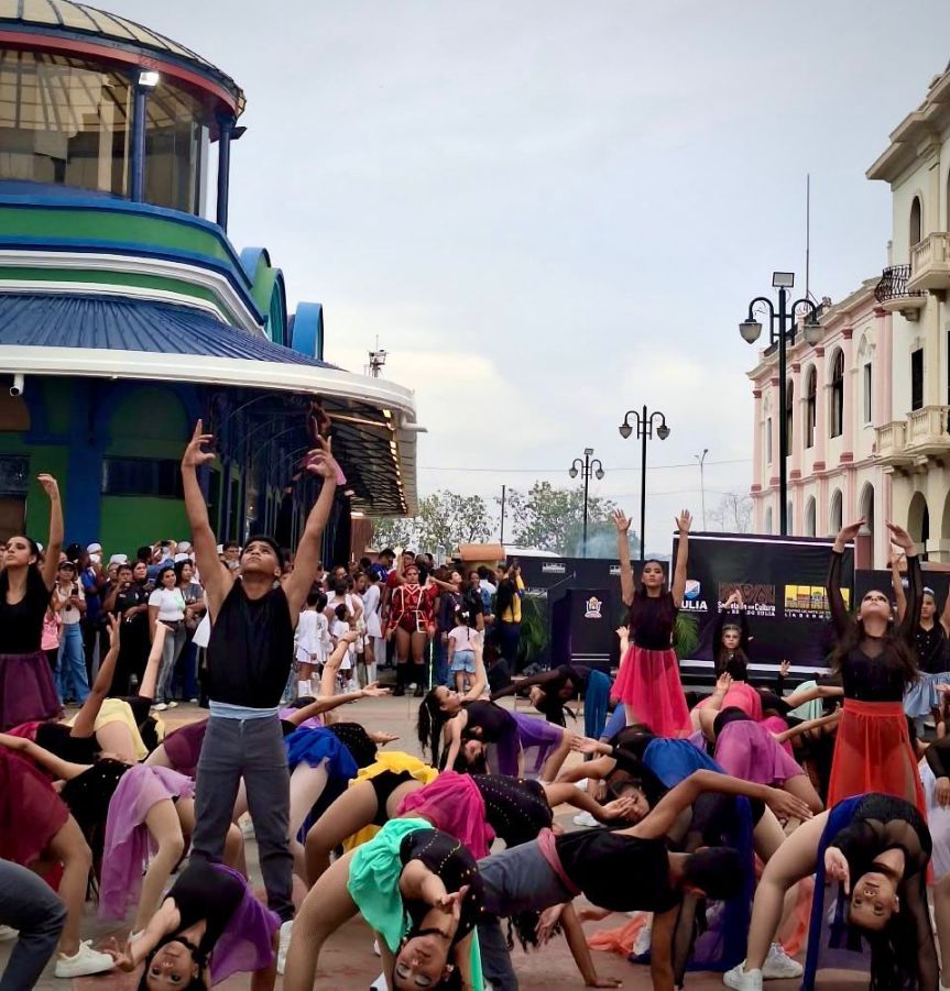 Zulia rinde homenaje a la danza con histórico despliegue de 1.500 bailarines en la Plaza&nbsp;Baralt