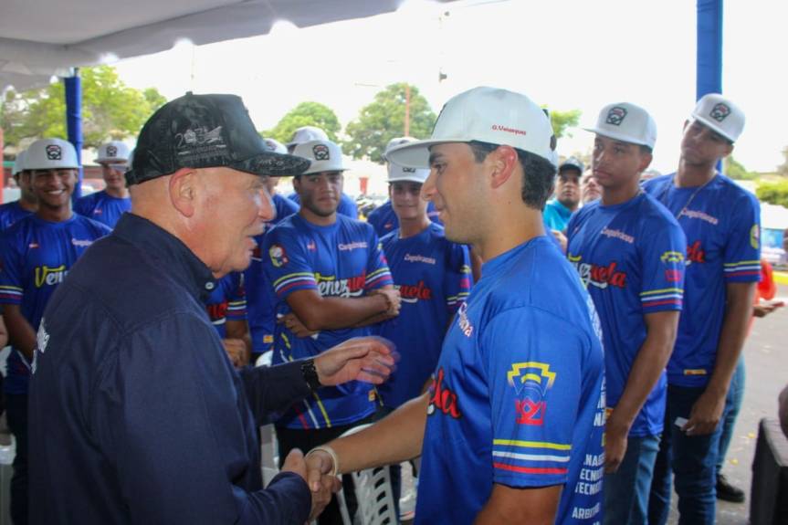 Alcalde Di Martino entregó los boletos a la Pequeña Liga Coquivacoa para el Campeonato Latinoamericano&nbsp;Senior